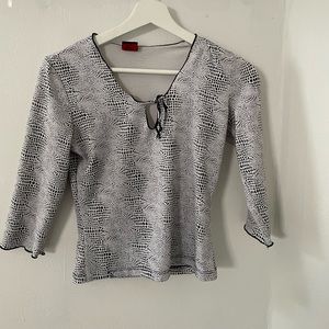 Cute snakeskin keyhole print top